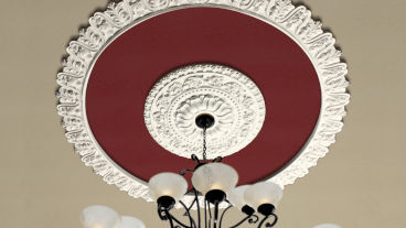 Decorative ceiling ring around medallion